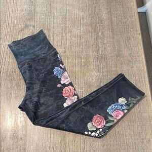 Evolution and Creation Floral Marbled Black‎ Capri Leggings Size M